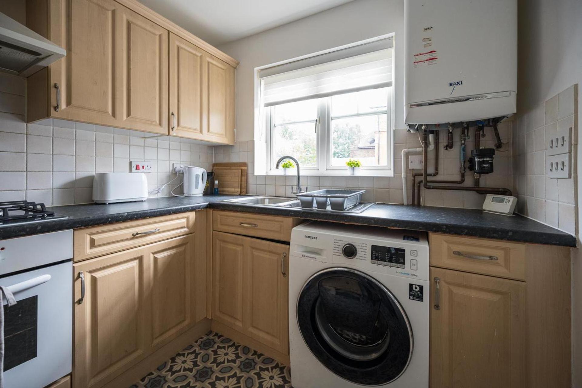 House-Sleeps7-Parking-Garden-Sportschannels Мейдстон Экстерьер фото